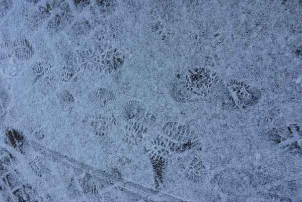Schuhabdrücke im Schnee