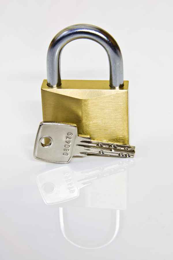 Bügelschloss mit Spiegelung