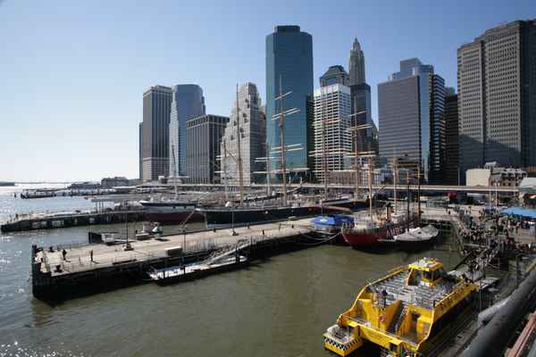 Pier 17 mit Skyline Downtown Manhattan