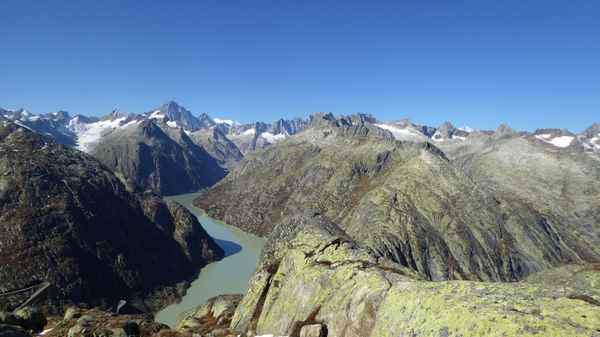 Tiefblick zum Grimselstausee