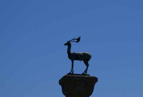 Statue mit Hirsch