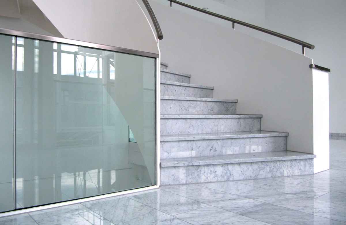 Treppenhaus Marmor und Glas