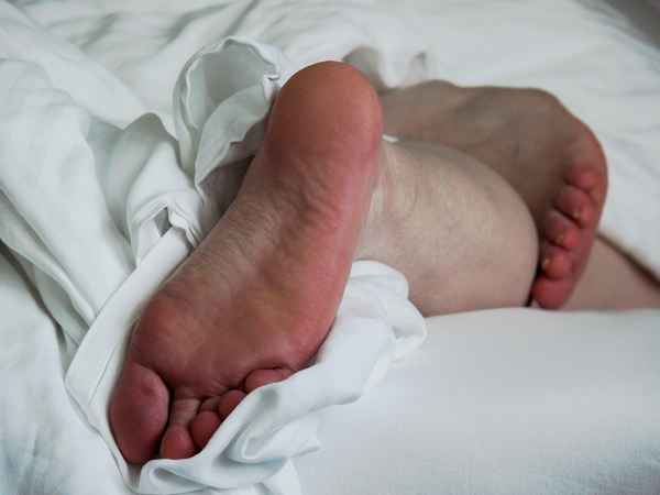 Füße unter der Decke