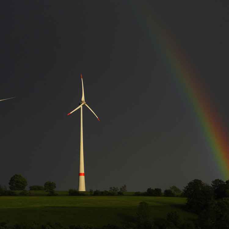 Windräder mit Regenbogen