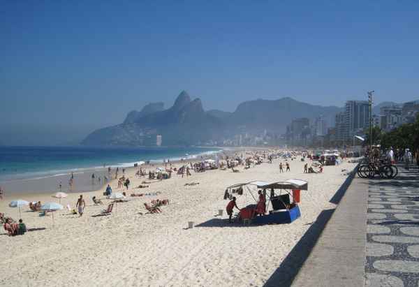 Ipanema-Strand m.Blick auf Morro Dois Irmãos u.Pedra da Gávea