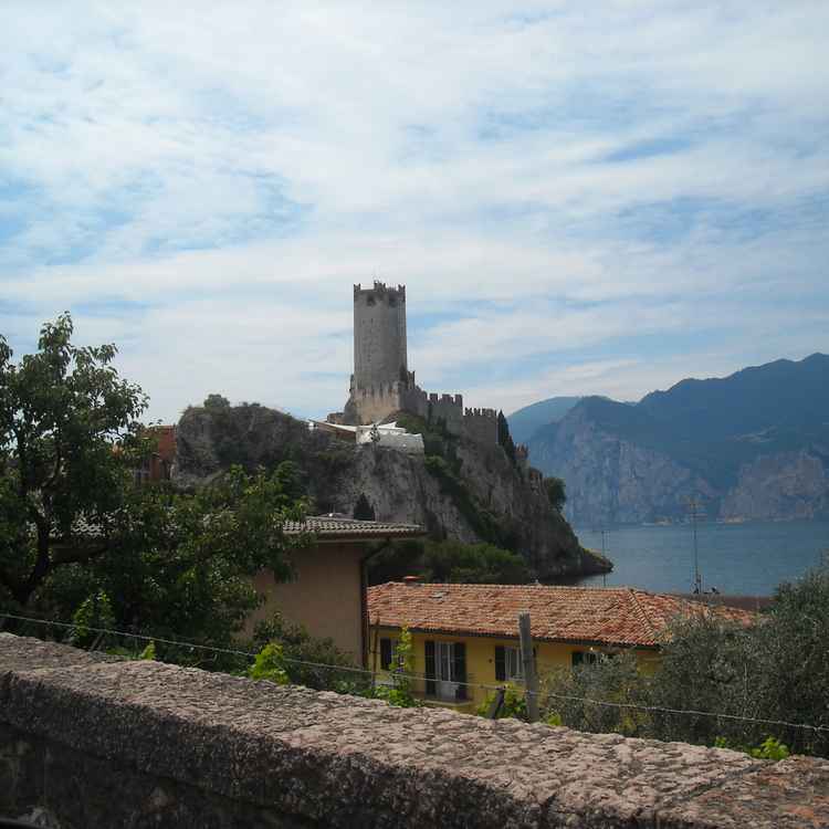 Malcesine Festung über den Dächern der Stadt