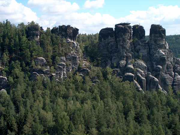 Blick von der Basteibrücke zu den Gansfelsen