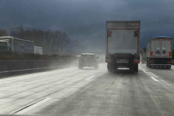 Fahren bei Regen auf der Autobahn