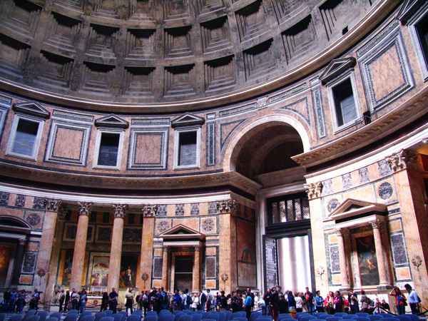 Rom_Pantheon innen mit Besuchern