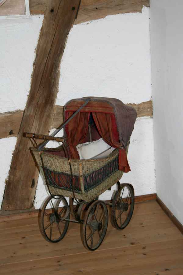 alter puppenwagen...