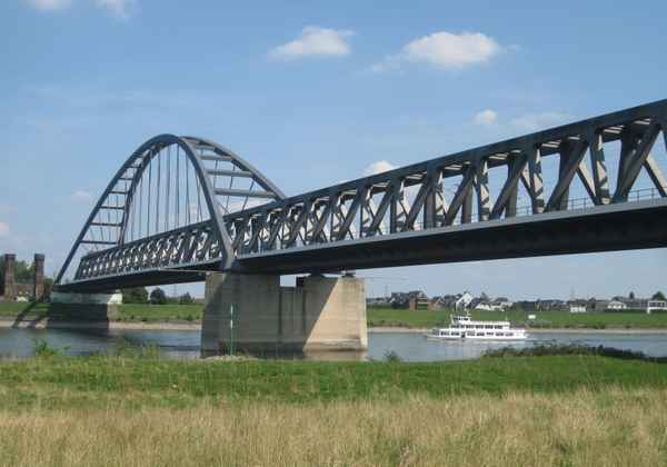 Eisenbahnbrücke zwischen Neuss und Düsseldorf