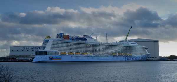 Wolken über der Meyer Werft
