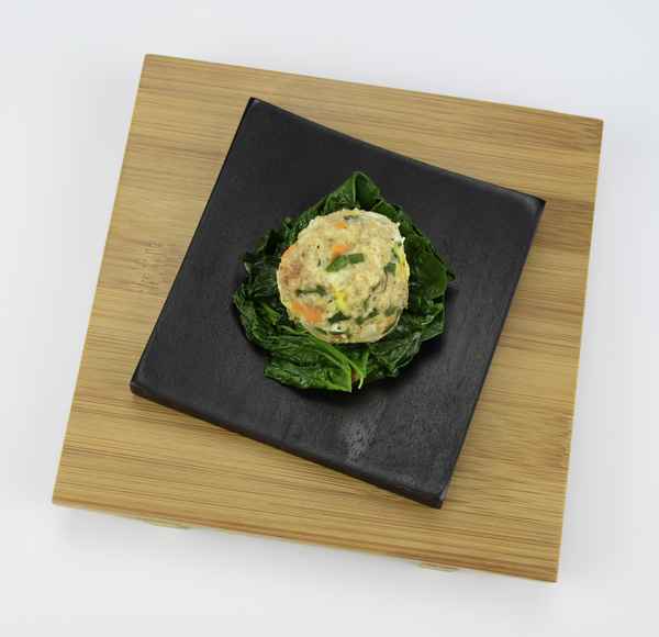 Vollkorn-Gemüseknödel auf Blattspinat