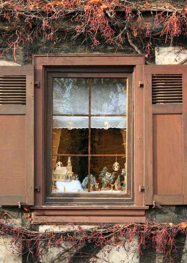 weihnachtlich dekoriertes fenster