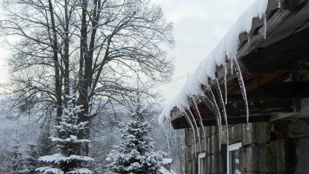 Eiszapfen an Dach
