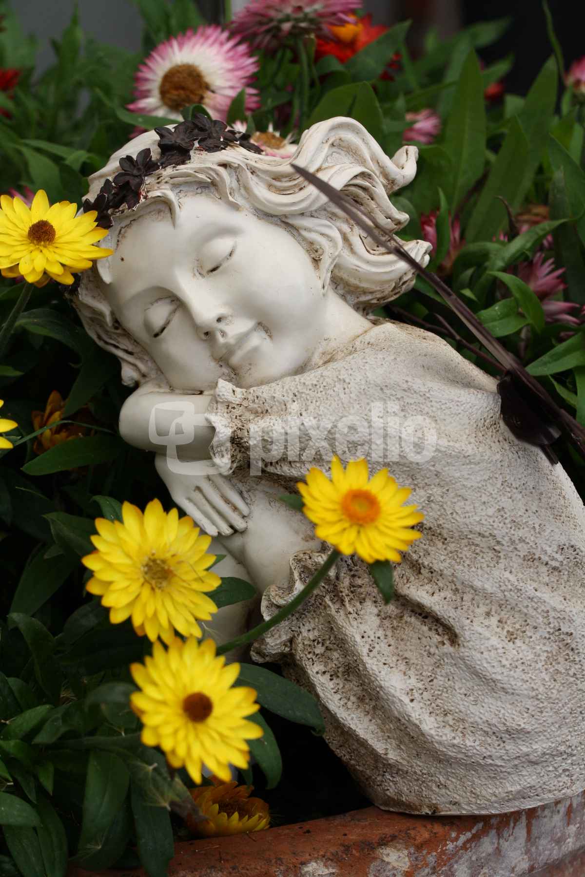Eine Elfe mit Blumen