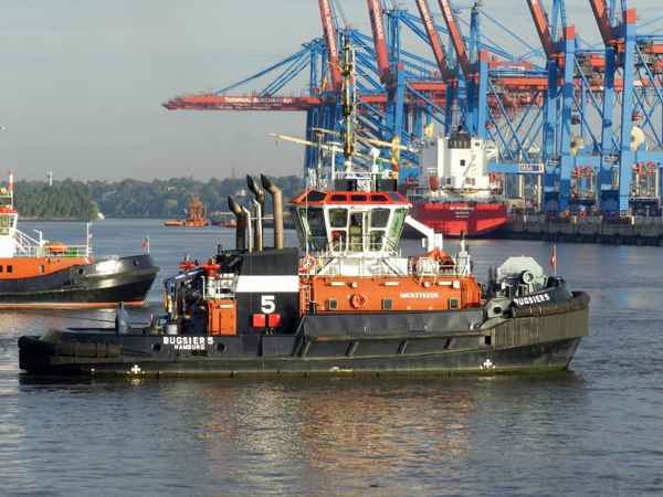 Schlepper auf der Elbe