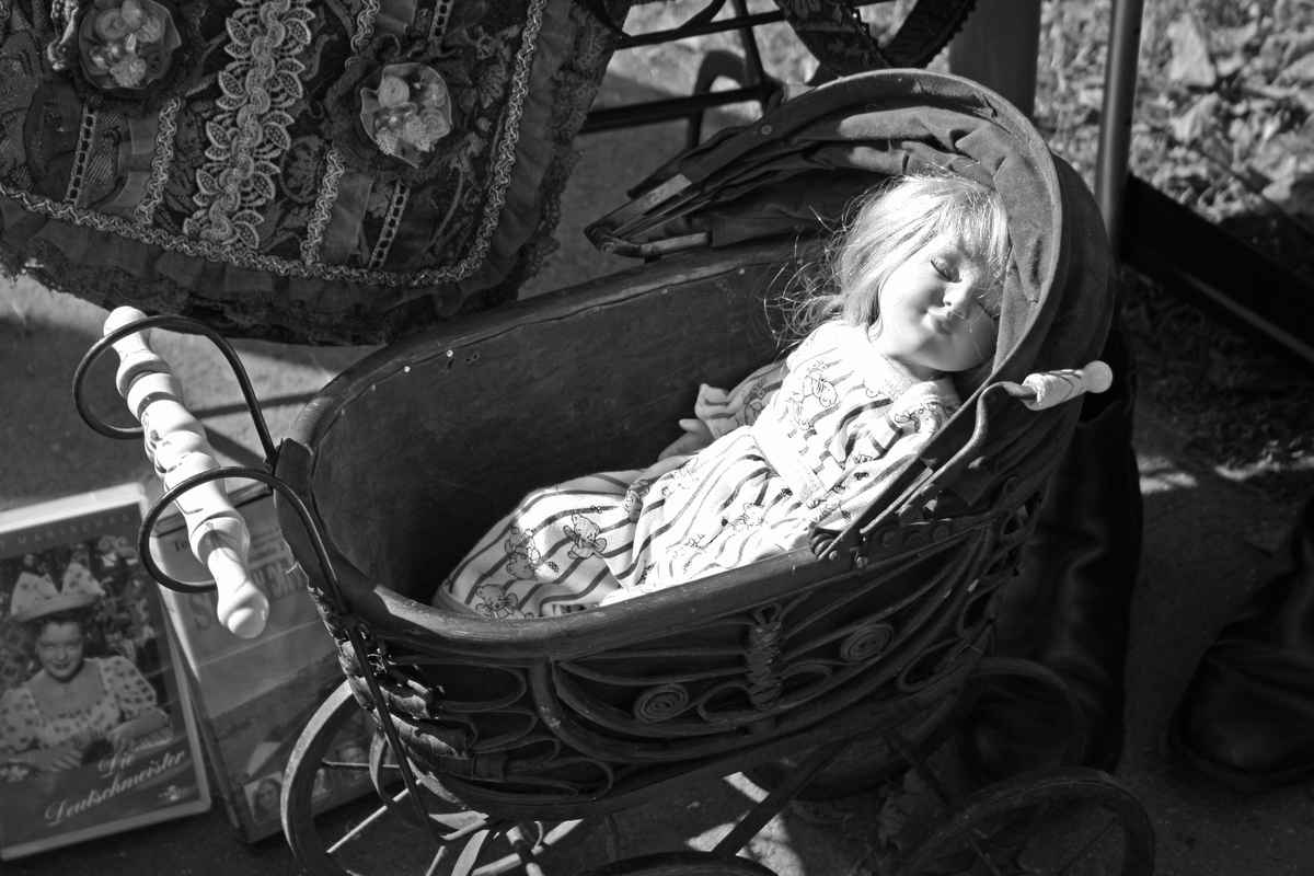 Puppe im Sonnenschein