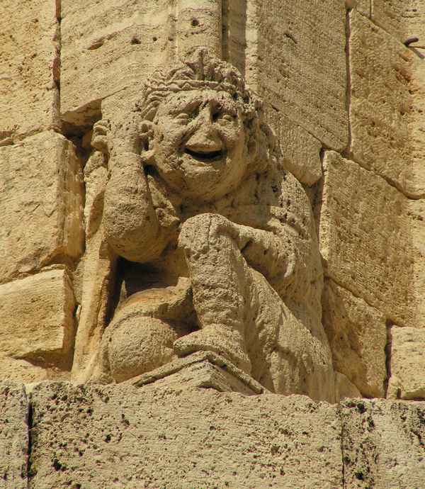 Fassadendetail in San Quirico d' Orcia (Toscana)
