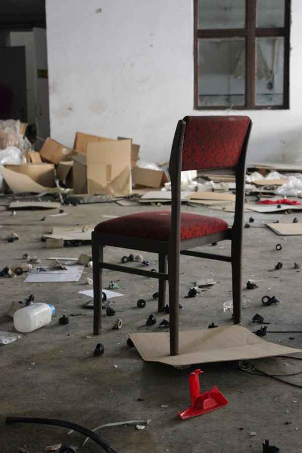Lost place roter Stuhl 2
