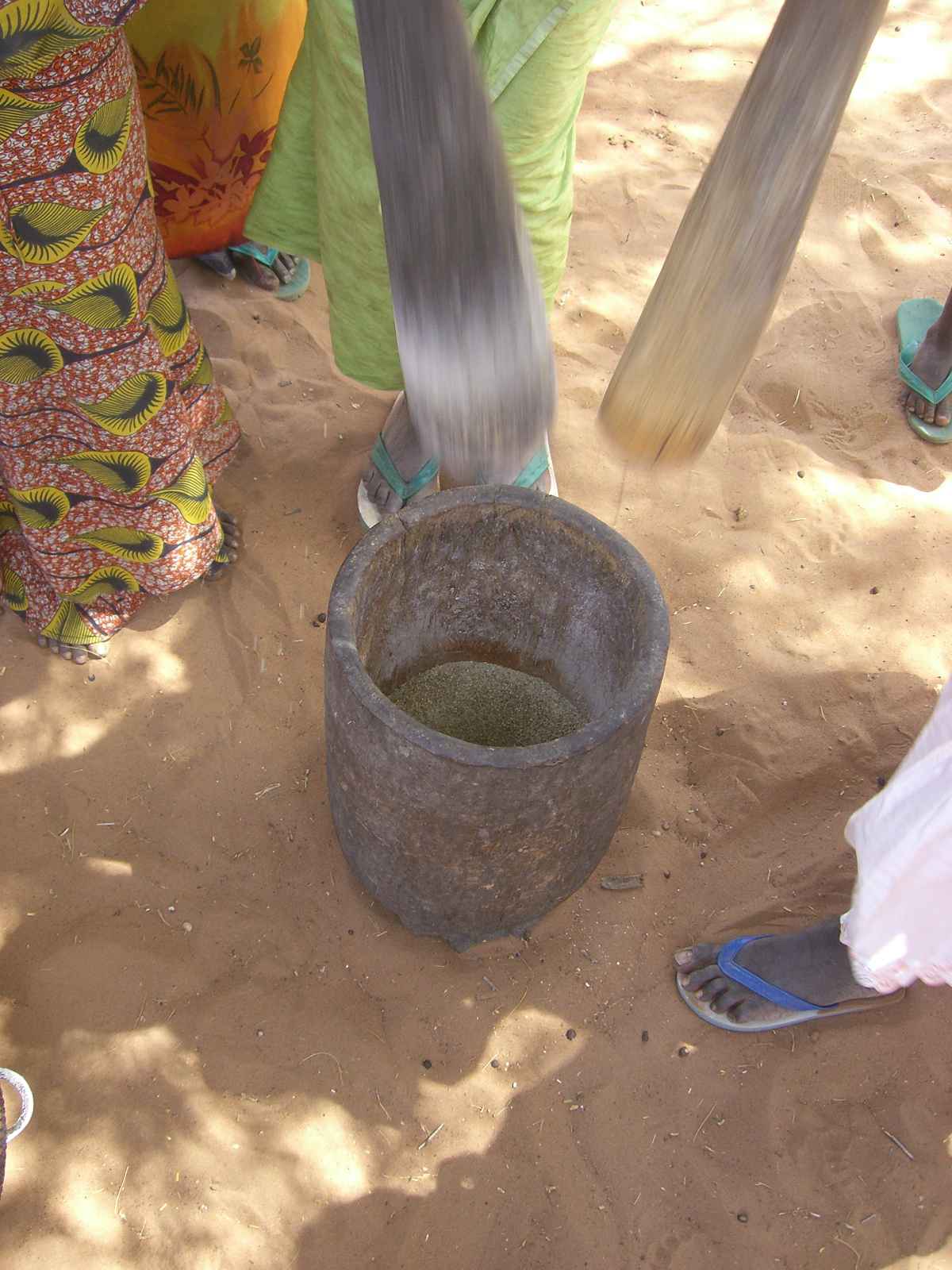 Hirse stampfen im Senegal