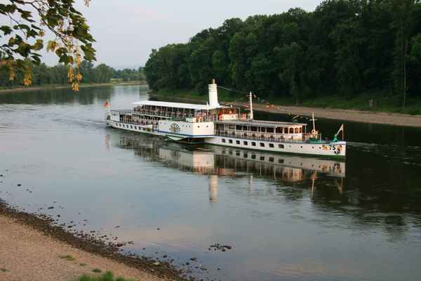Raddampfer auf der Elbe