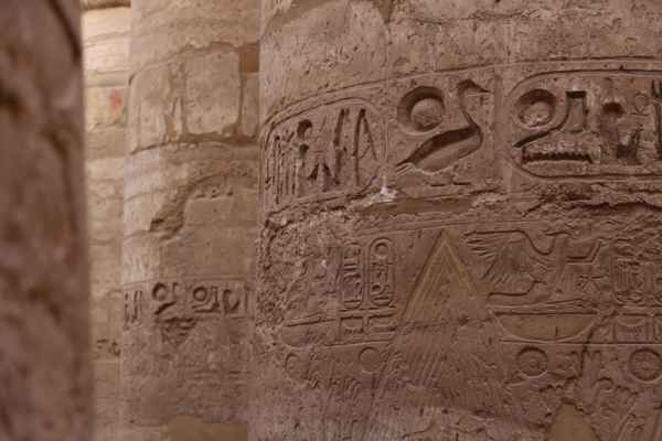 Hieroglyphen auf Säulen