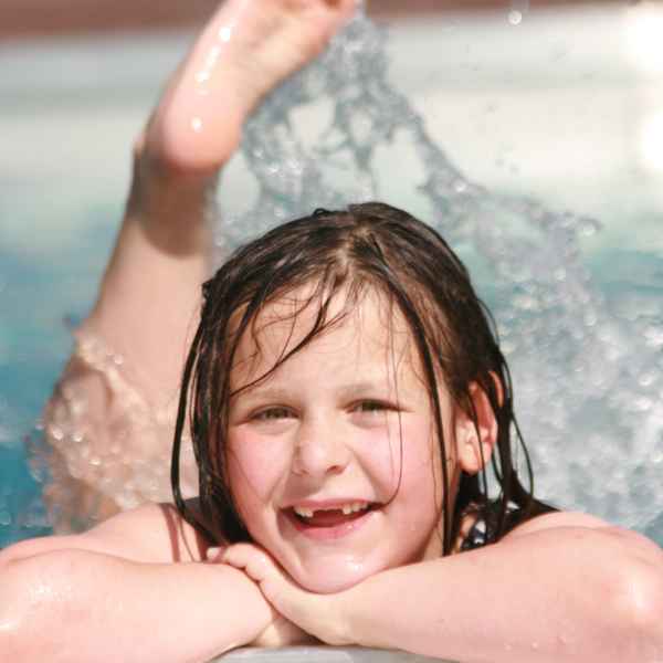 Mädchen im Schwimmbad