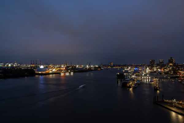 Hamburger Hafen bei Nacht