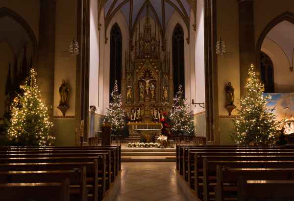 weihnachtlich geschmückte Kirche