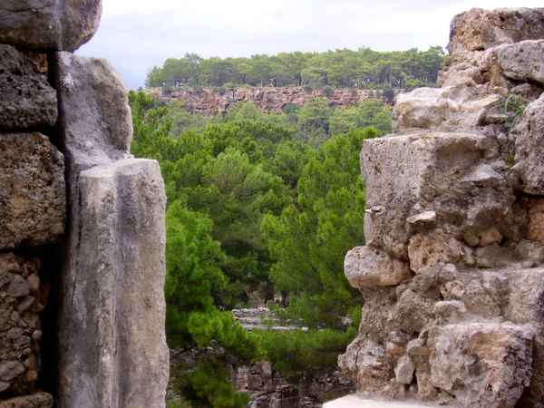 Blick vom Amphitheater Phaselis auf das Taurusgebirge