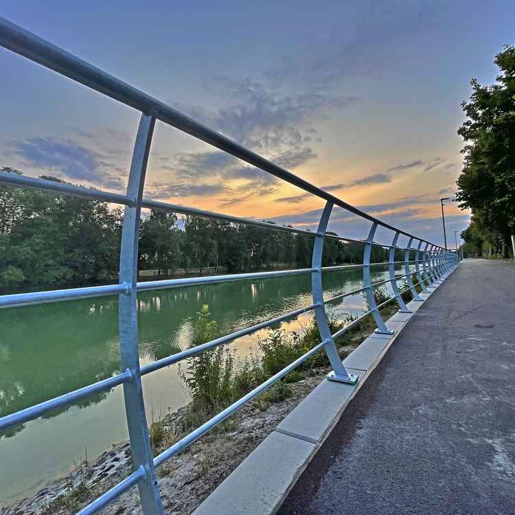 Geländer am Kanal