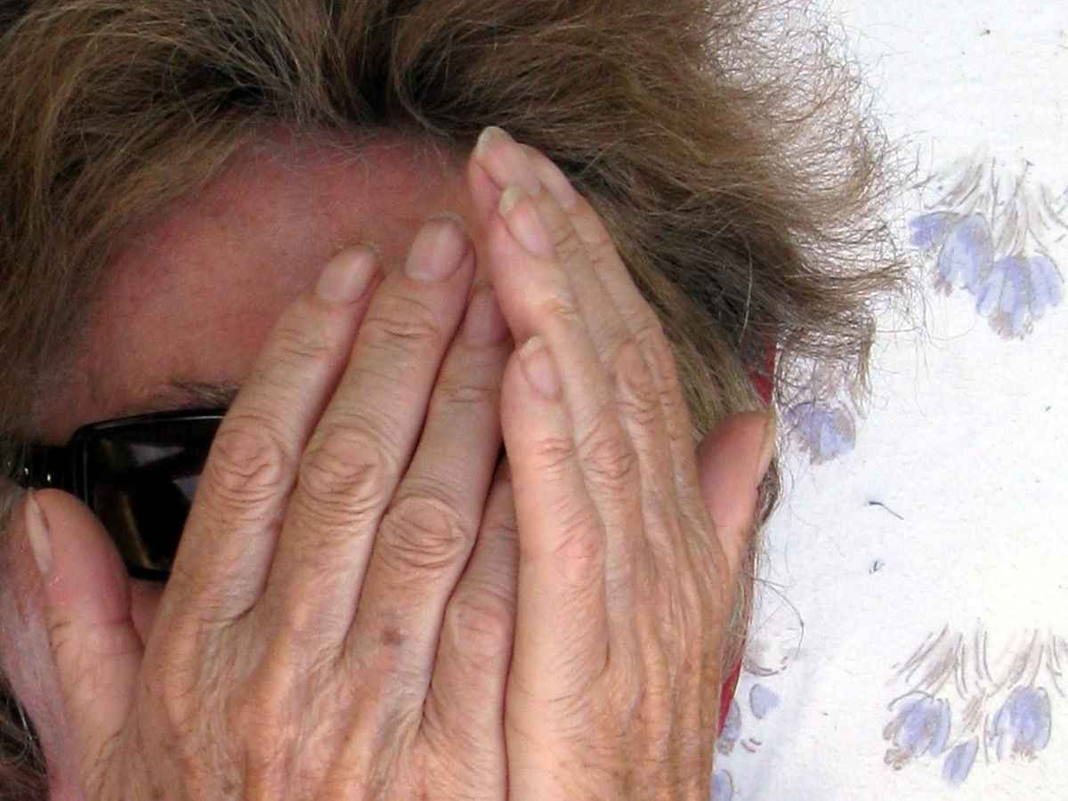 Fingern vorm Gesicht