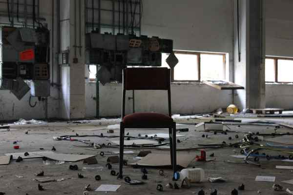 Lost place roter Stuhl 1