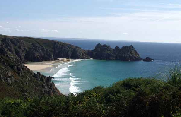 Klippen bei Porthcurno in Südengland