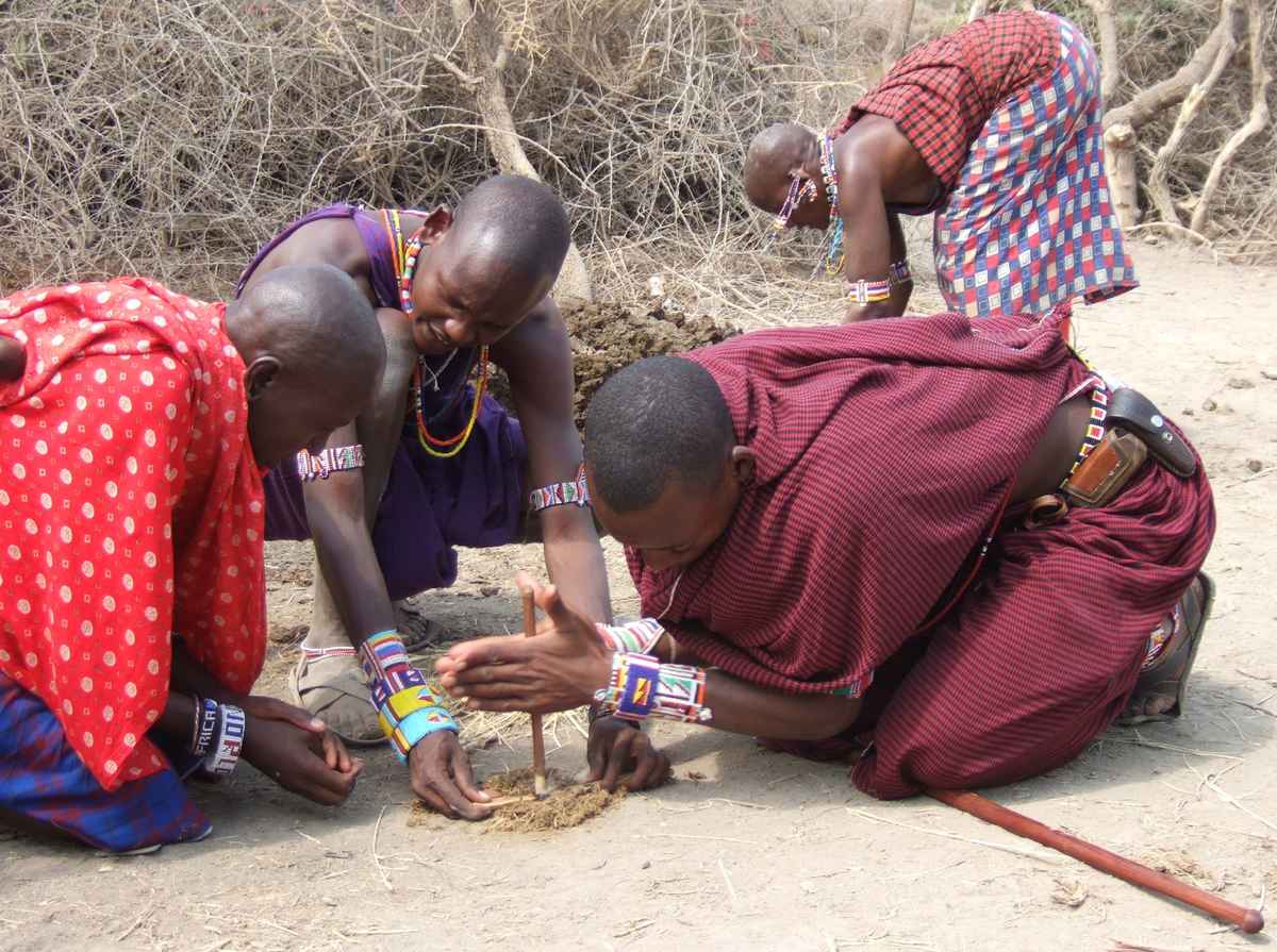 Massai beim Feuermachen