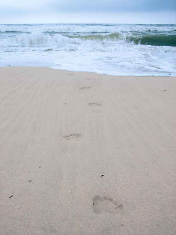 Fußspuren ins Meer