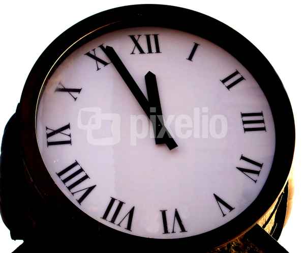 KURZ VOR  12..............