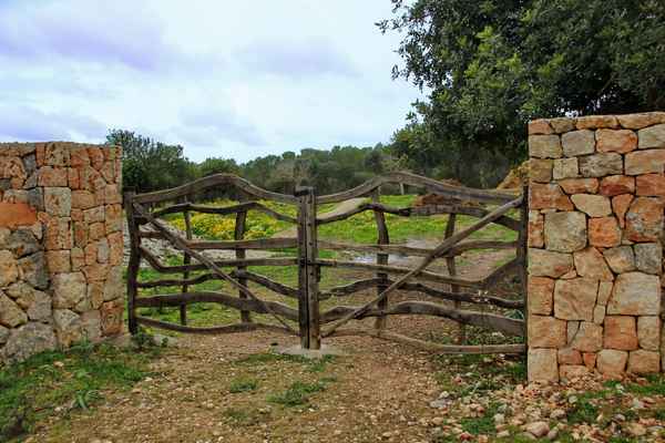 Traditionelles balearisches Holztor