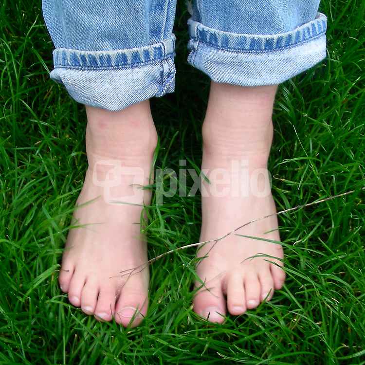 Füße Jeans Gras