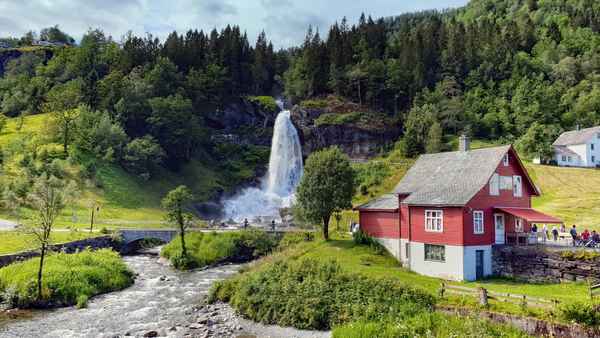 Traumhafter Blick zum Wasserfall Steinsdalfossen