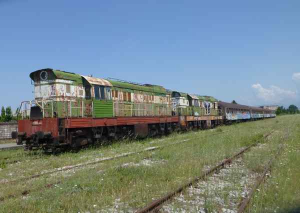 Lokmaterial im Bahnhof von Shkodra (Albanien)