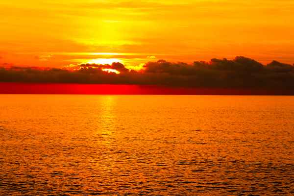 Wolkenfront hinter dem Horizont