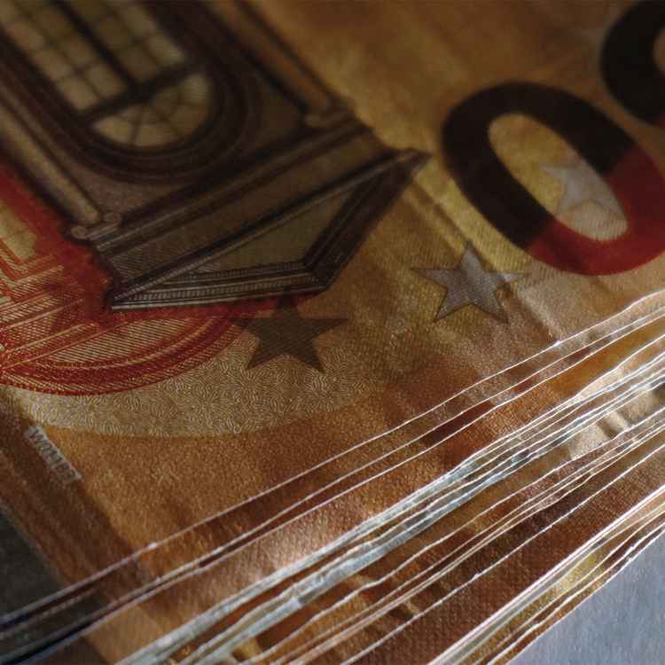 ein Bündel von 50-Euro-Banknoten aus nächster Nähe 2