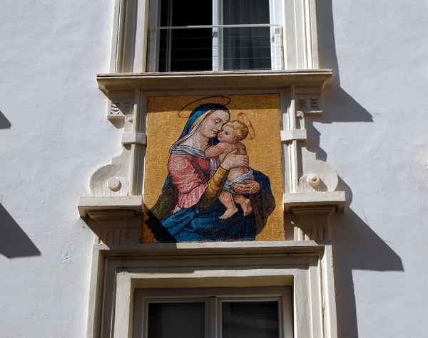 Marienverehrung zwischen den Fenstern