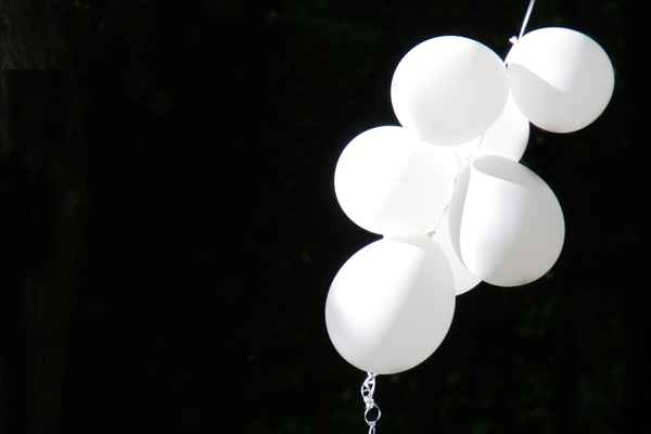 weiße Luftballons