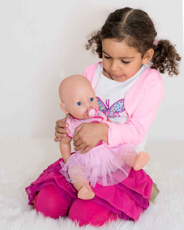 Mädchen mit Puppe