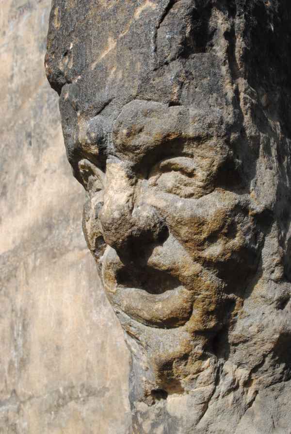 Gesichtsmaske an den Externsteinen