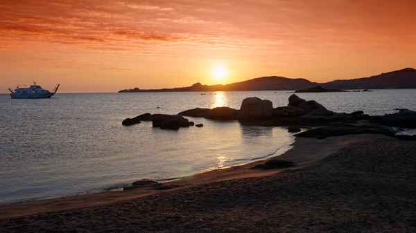Traumhafter Sonnenaufgang auf sardinien