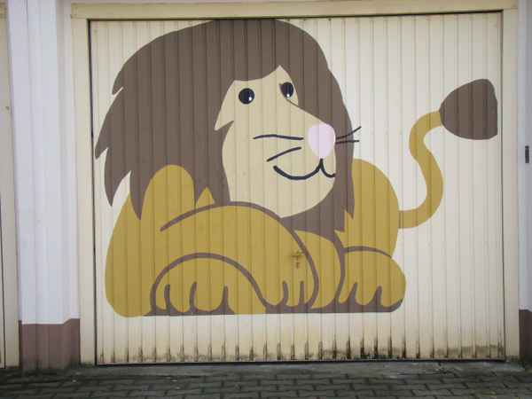 Garagentor (mit Löwe) angemalt!